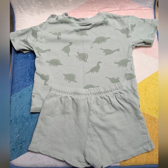 H&M Kids Matching Set in Light Green with Dinosaur Print - Picture 6 of 6